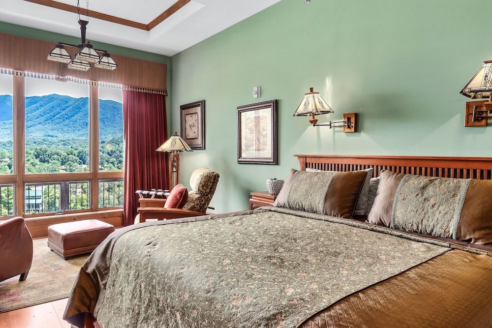 Executive Chalet, 2 Bedrooms, Kitchen, Mountain View