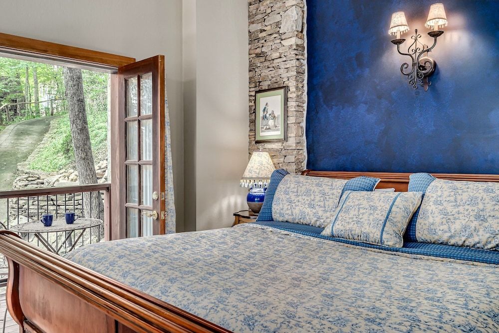 Royal Studio Suite, 1 King Bed, Mountain View