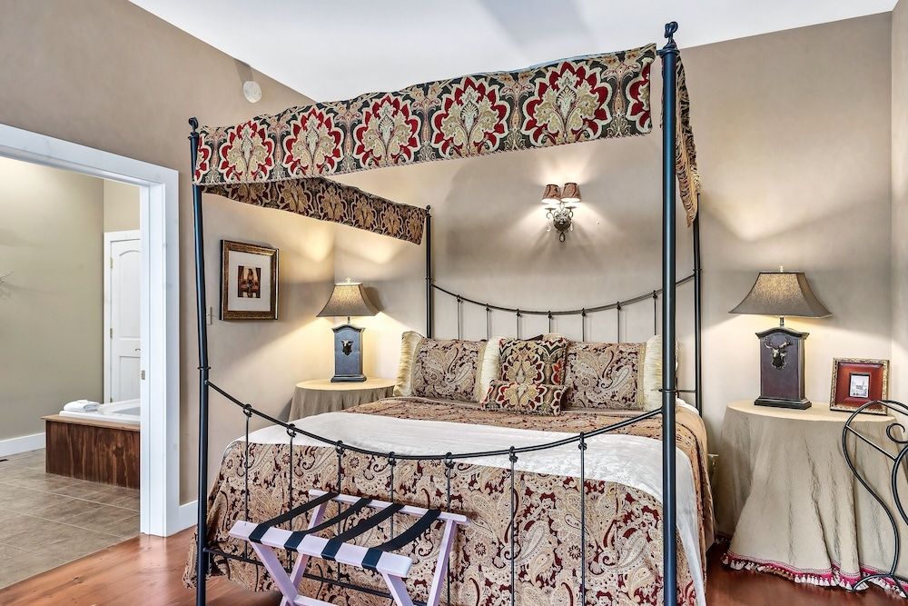Romantic Studio Suite, 1 King Bed, Mountain View