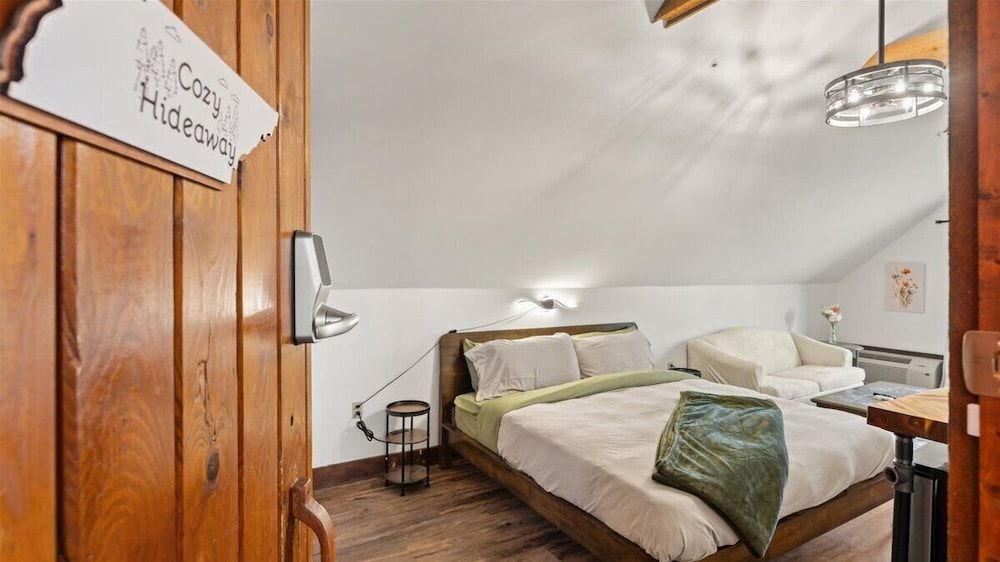 Grand Studio Suite, 1 King Bed with Sofa bed, Mountain View