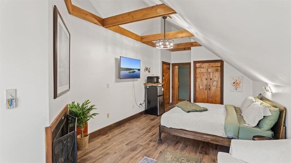 Grand Studio Suite, 1 King Bed with Sofa bed, Mountain View
