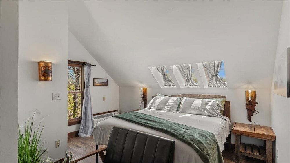 Traditional Studio Suite, 1 King Bed, Mountain View