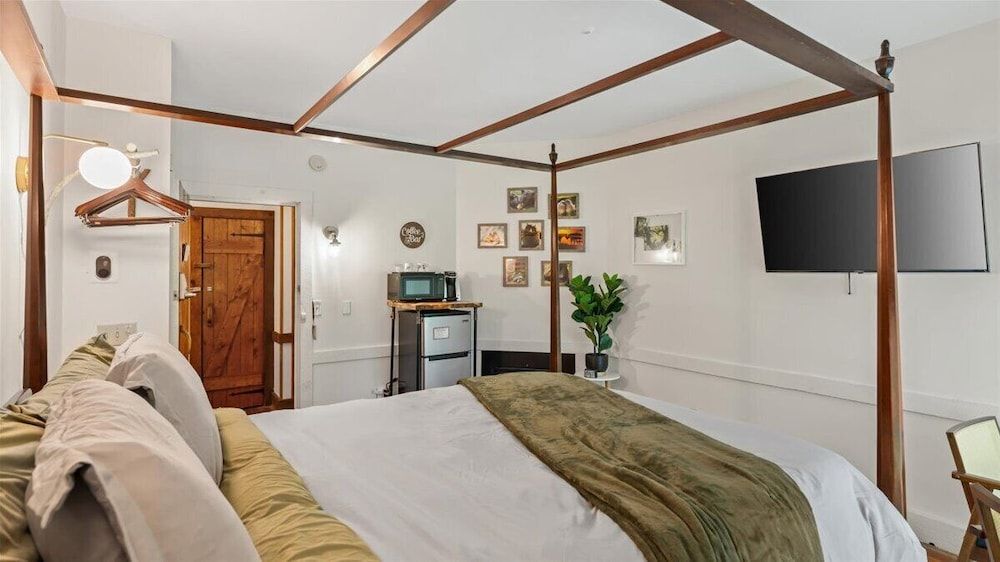 Deluxe Studio Suite, 1 Queen Bed