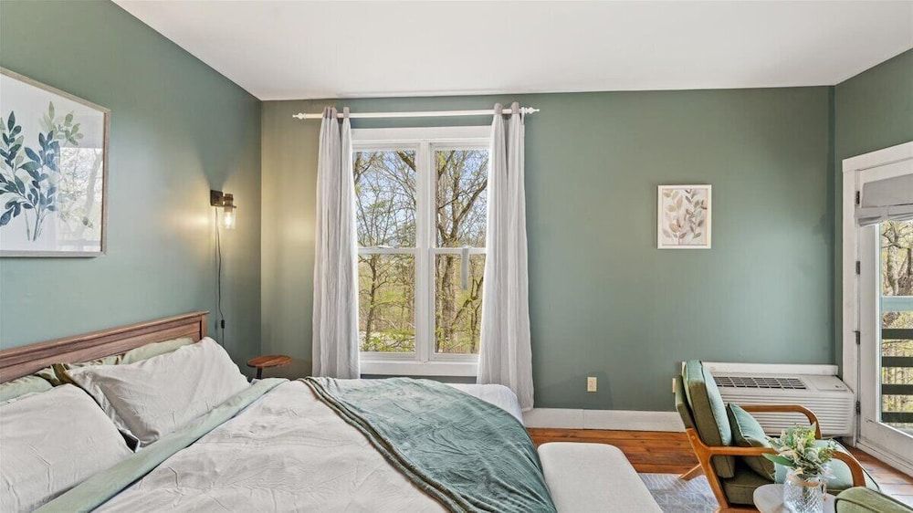 Luxury Studio Suite, 1 King Bed, Mountain View