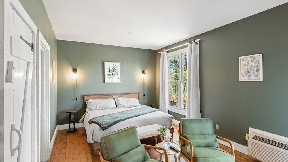 Luxury Studio Suite, 1 King Bed, Mountain View