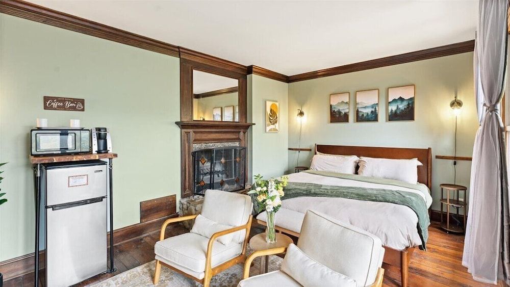 Deluxe Studio Suite, 1 King Bed with Sofa bed, Mountain View