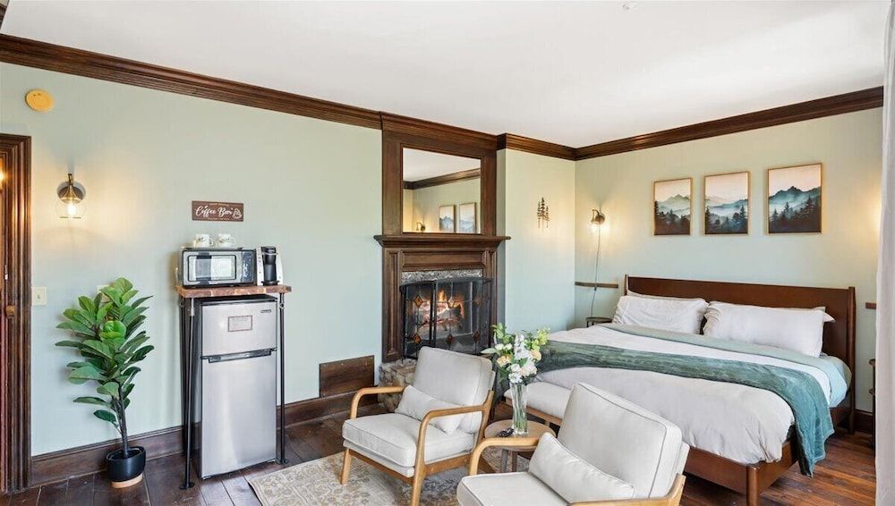 Deluxe Studio Suite, 1 King Bed with Sofa bed, Mountain View