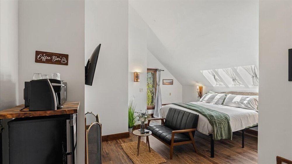 Traditional Studio Suite, 1 King Bed, Mountain View