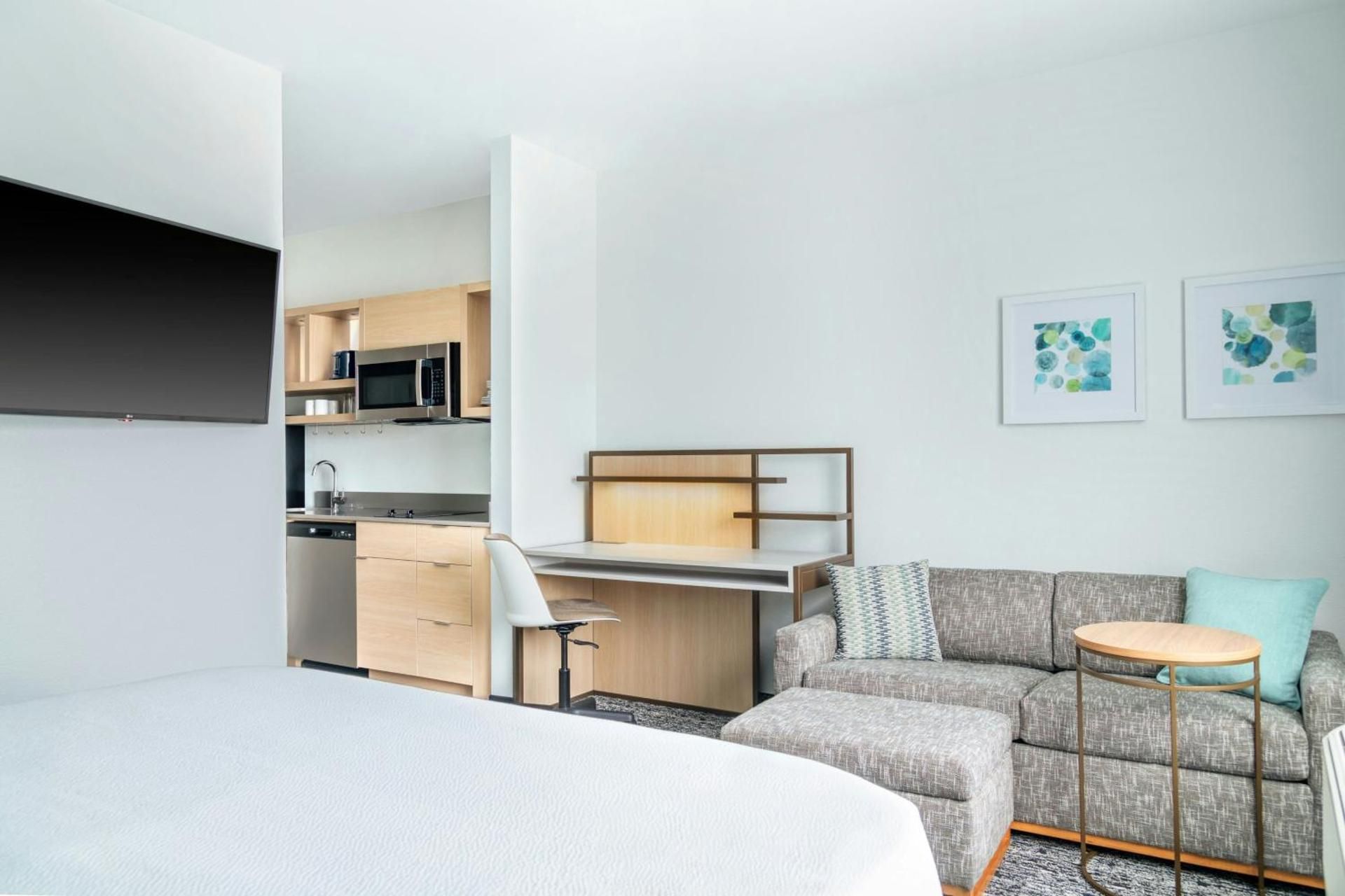 Studio, 1 King, Sofa bed (Mobility Accessible w/ Tub)