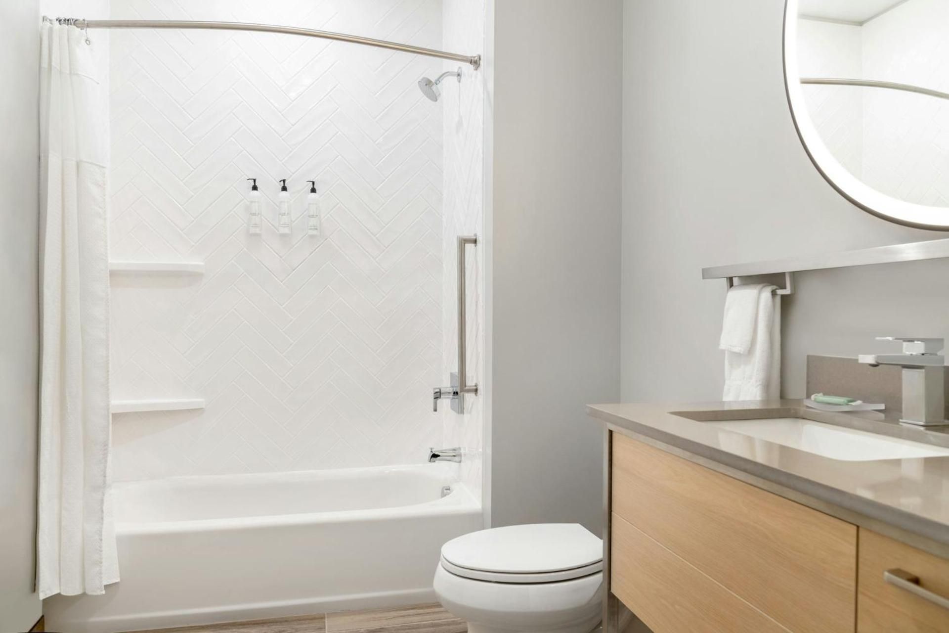Studio, 1 King, Sofa bed (Mobility Accessible w/ Tub)