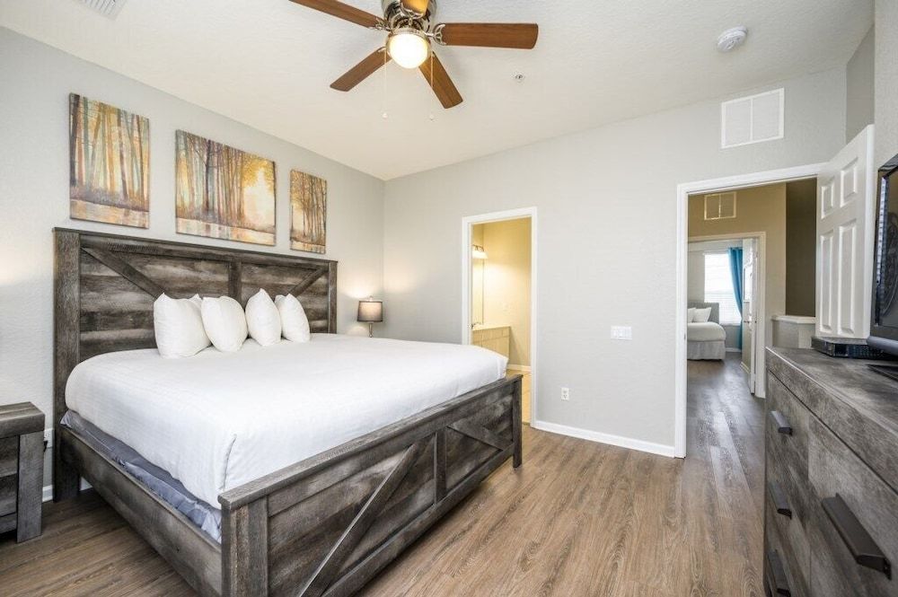 Apartment (New Listing! Beautiful Townhome, Vist)