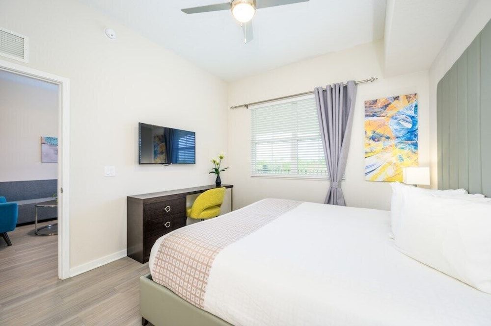 Condo (New Modern Vista Cay Reserve Condo - )