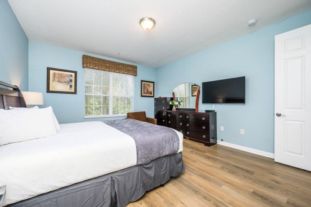 Condo (NEW Beautiful Lakeview Condo Near the)