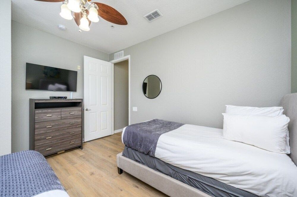 Condo (Stunning Vacation Condo - Vista Cay R)