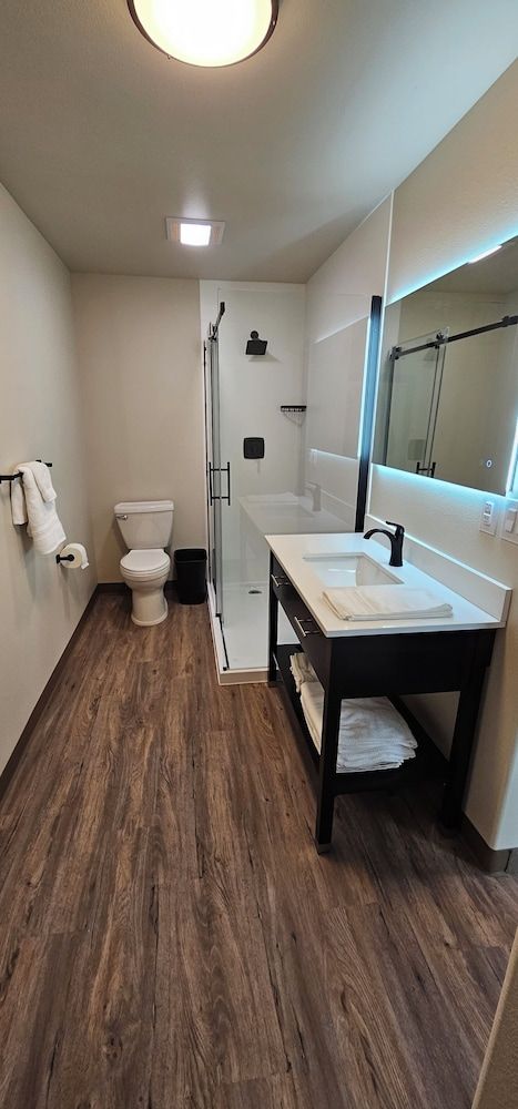 Eagle River Lodge Room, 1 King Bed, Mountain View 6