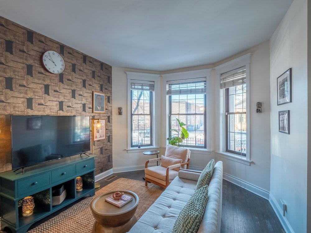 Wrigleyville Suites Queen Room with Shared Bathroom 6 7