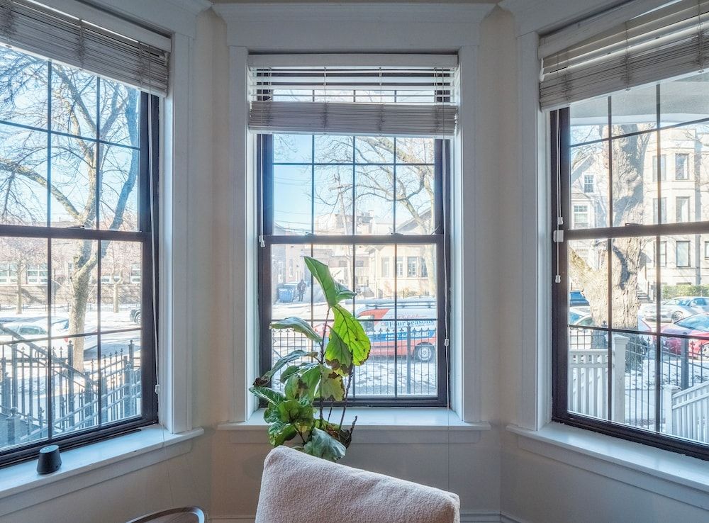 Wrigleyville Suites Queen Room with Shared Bathroom 6 3