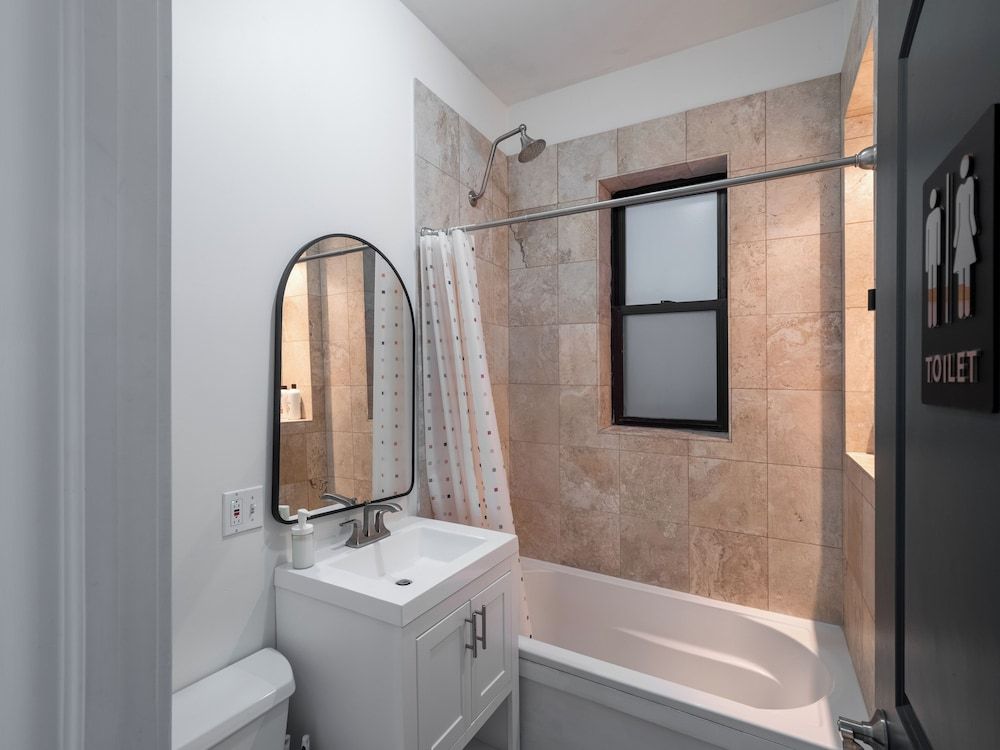 Wrigleyville Suites Queen Room with Shared Bathroom 6 6