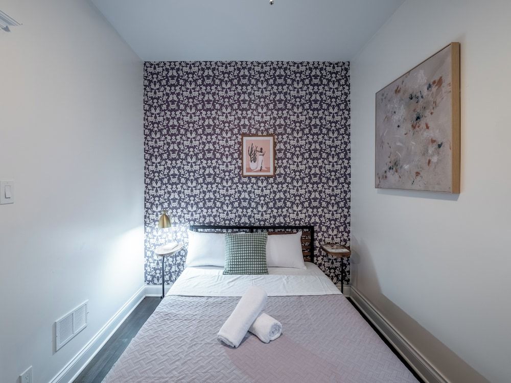 Wrigleyville Suites Queen Room with Shared Bathroom 6