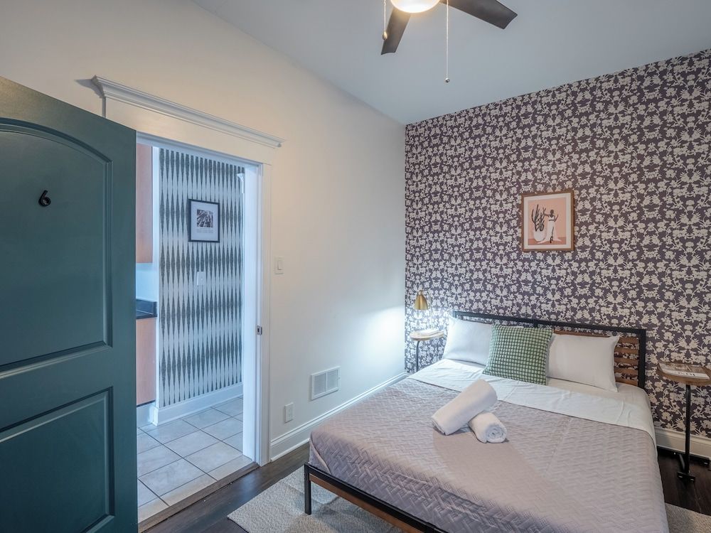 Wrigleyville Suites Queen Room with Shared Bathroom 6 2