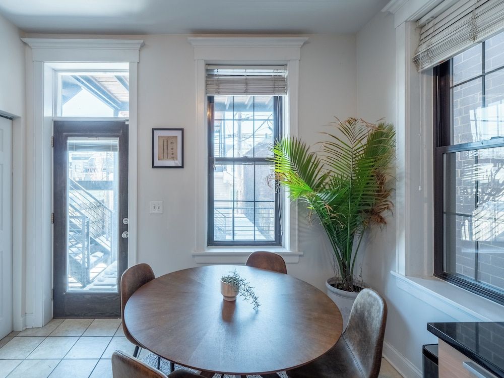 Wrigleyville Suites Queen Room with Shared Bathroom 6 5