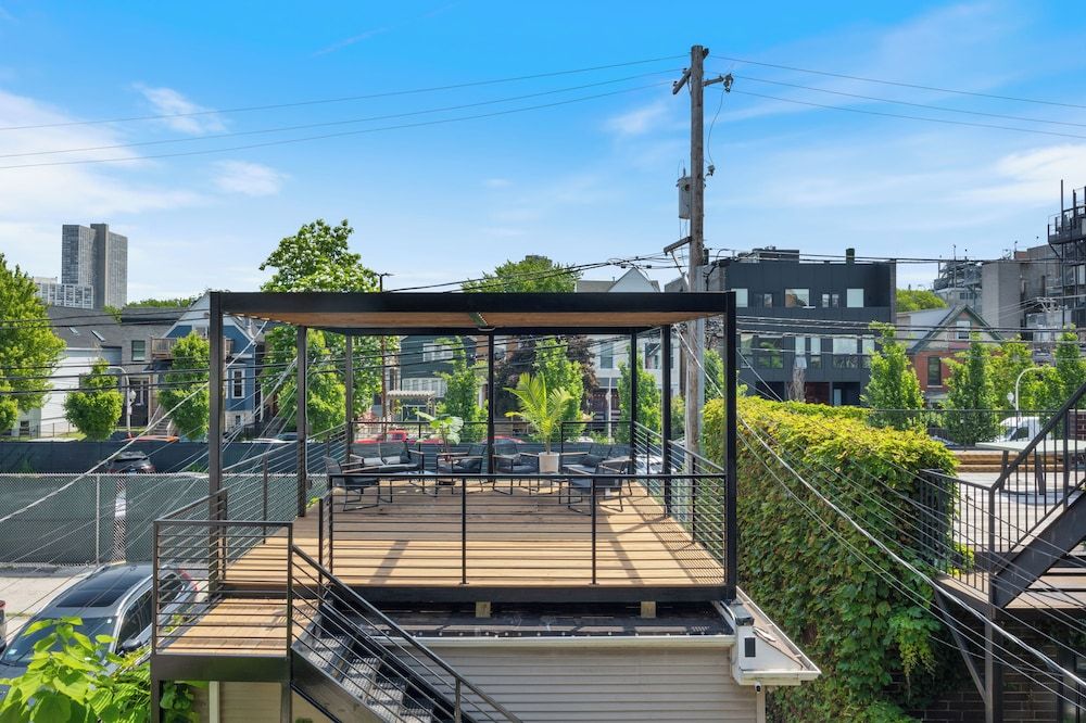 Wrigleyville Suites Queen Room with Shared Bathroom 6 4