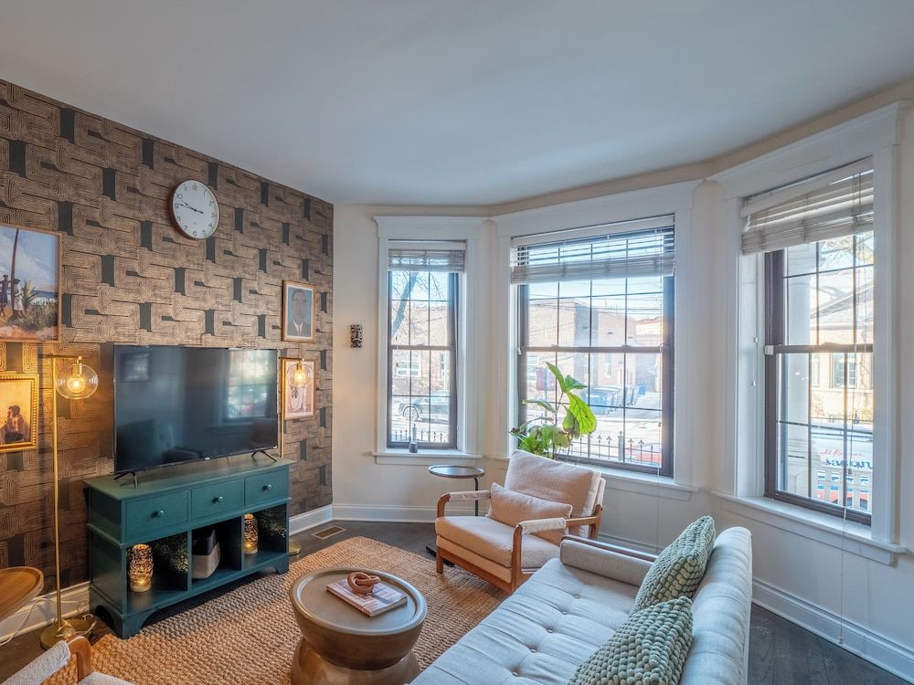 Wrigleyville Suites Queen Room with Shared Bathroom 6 8