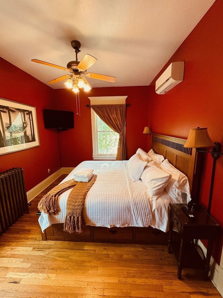 The Gibson Mansion Signature Room, 1 King Bed, Non Smoking 2