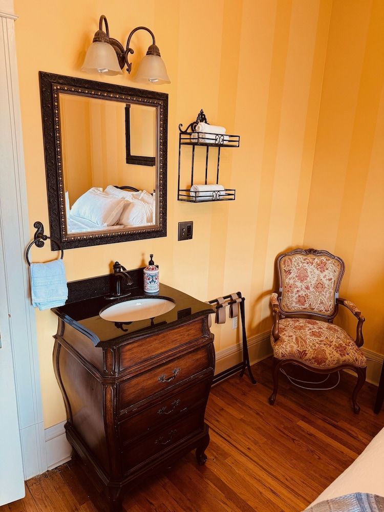 The Gibson Mansion City Room, 1 King Bed, Non Smoking 4