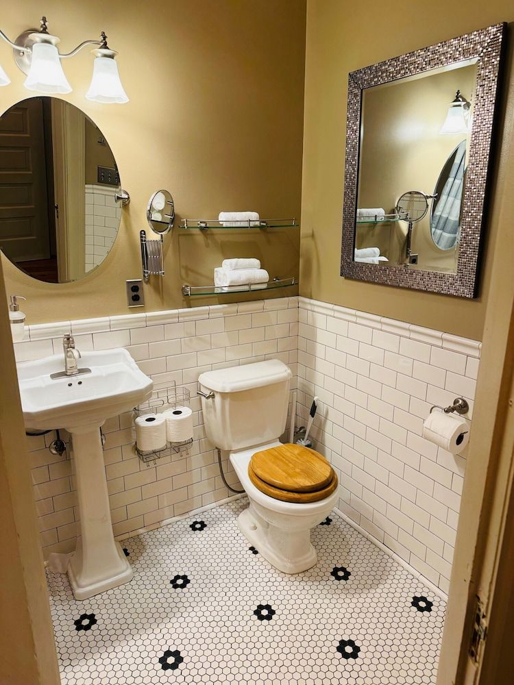 The Gibson Mansion Signature Room, 1 King Bed, Non Smoking 4