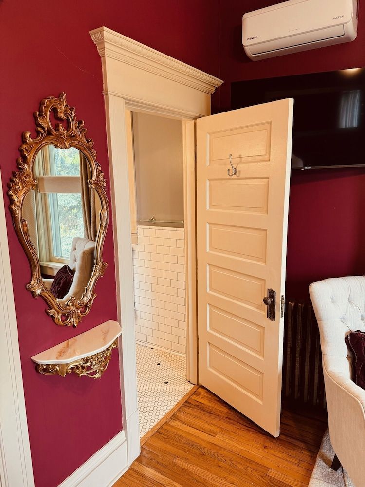 The Gibson Mansion Premier Room, 1 Queen Bed, Non Smoking 5