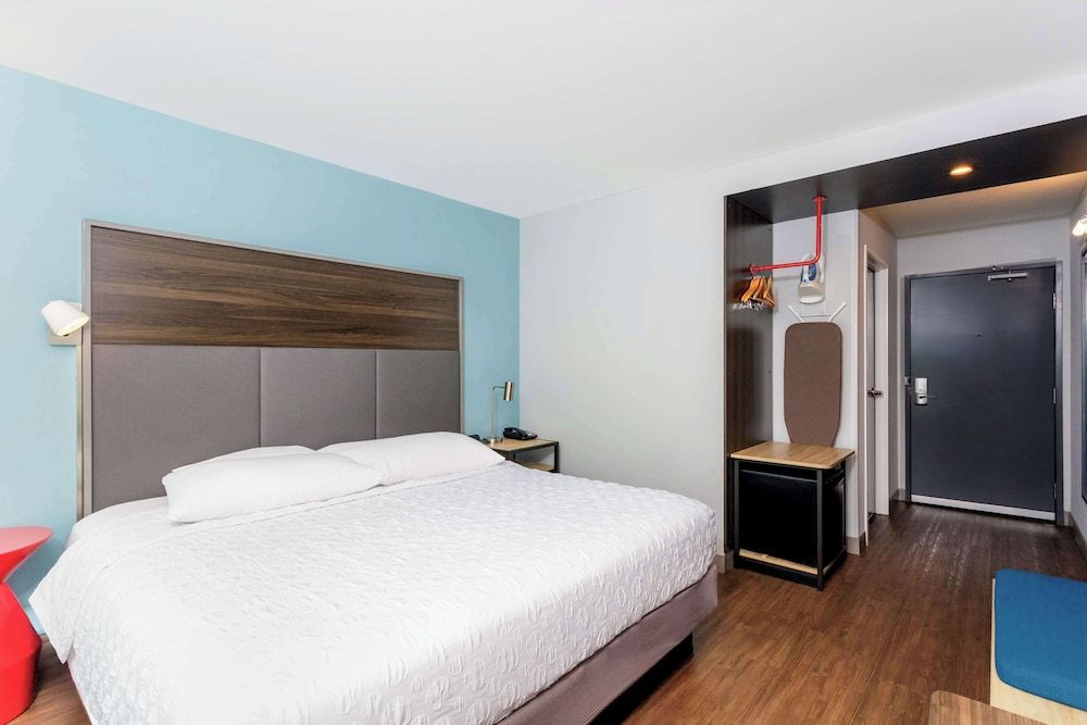 Room, 1 King Bed, Accessible (Hearing)