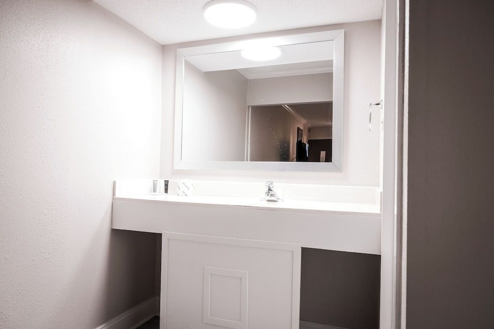 Riverside Inn & Suites Danville Ceaser Casino Economy Room, 1 King Bed, Non Smoking 10