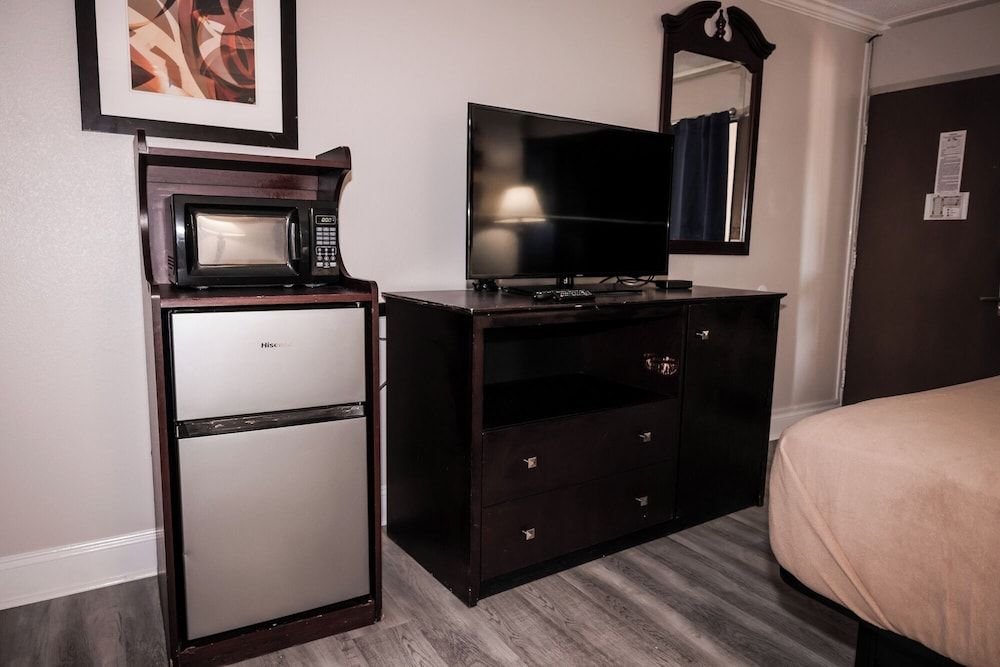 Riverside Inn & Suites Danville Ceaser Casino Economy Room, 1 King Bed, Non Smoking 18