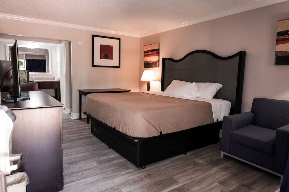 Riverside Inn & Suites Danville Ceaser Casino Economy Room, 1 King Bed, Non Smoking 6