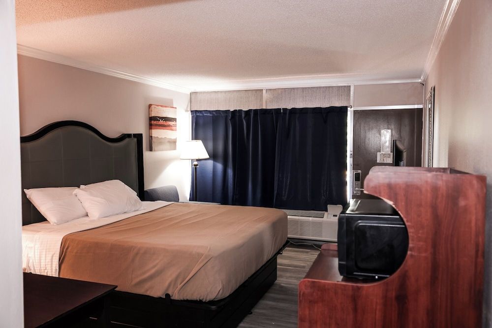 Riverside Inn & Suites Danville Ceaser Casino Economy Room, 1 King Bed, Non Smoking 5