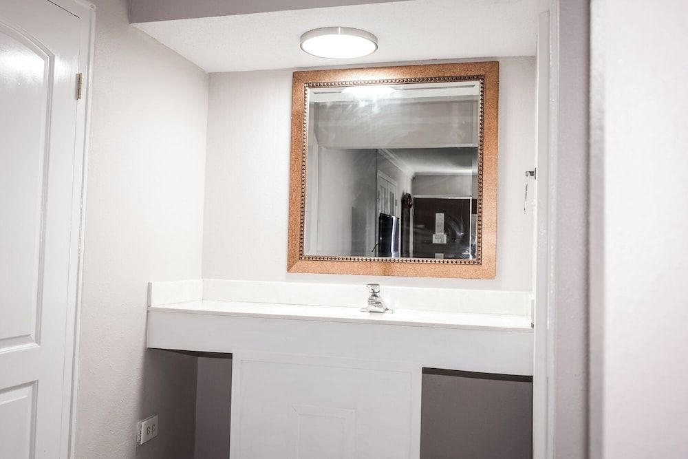 Riverside Inn & Suites Danville Ceaser Casino Economy Room, 1 King Bed, Non Smoking 20