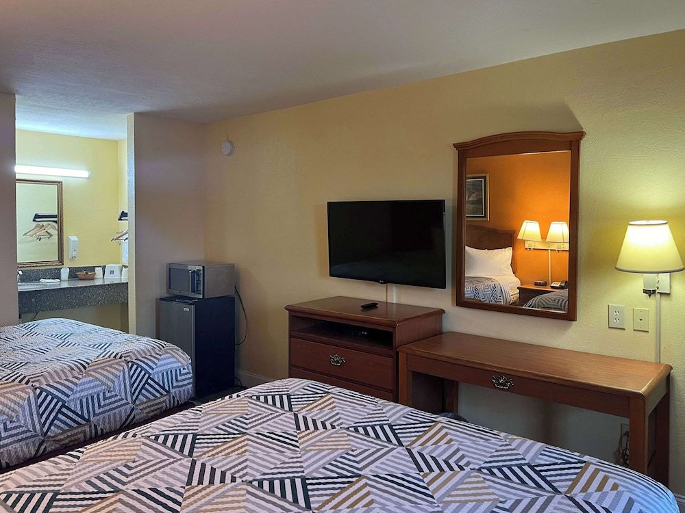 Motel 6 Morrilton, AR Deluxe Room, 2 Queen Beds, Non Smoking, Refrigerator & Microwave 2