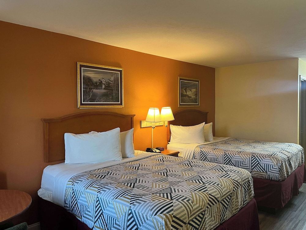 Motel 6 Morrilton, AR Deluxe Room, 2 Queen Beds, Non Smoking, Refrigerator & Microwave