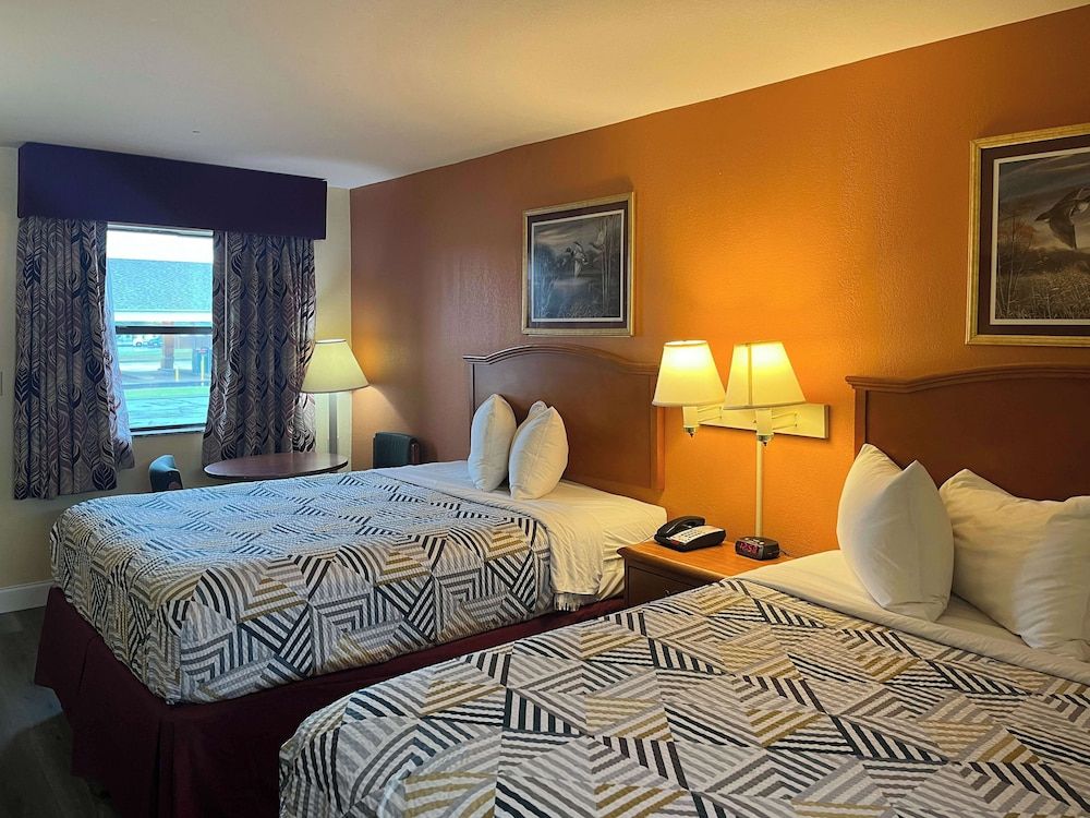 Motel 6 Morrilton, AR Deluxe Room, 2 Queen Beds, Non Smoking, Refrigerator & Microwave 3