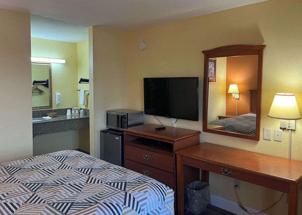 Motel 6 Morrilton, AR Deluxe Room, 1 Queen Bed, Non Smoking, Refrigerator & Microwave 6