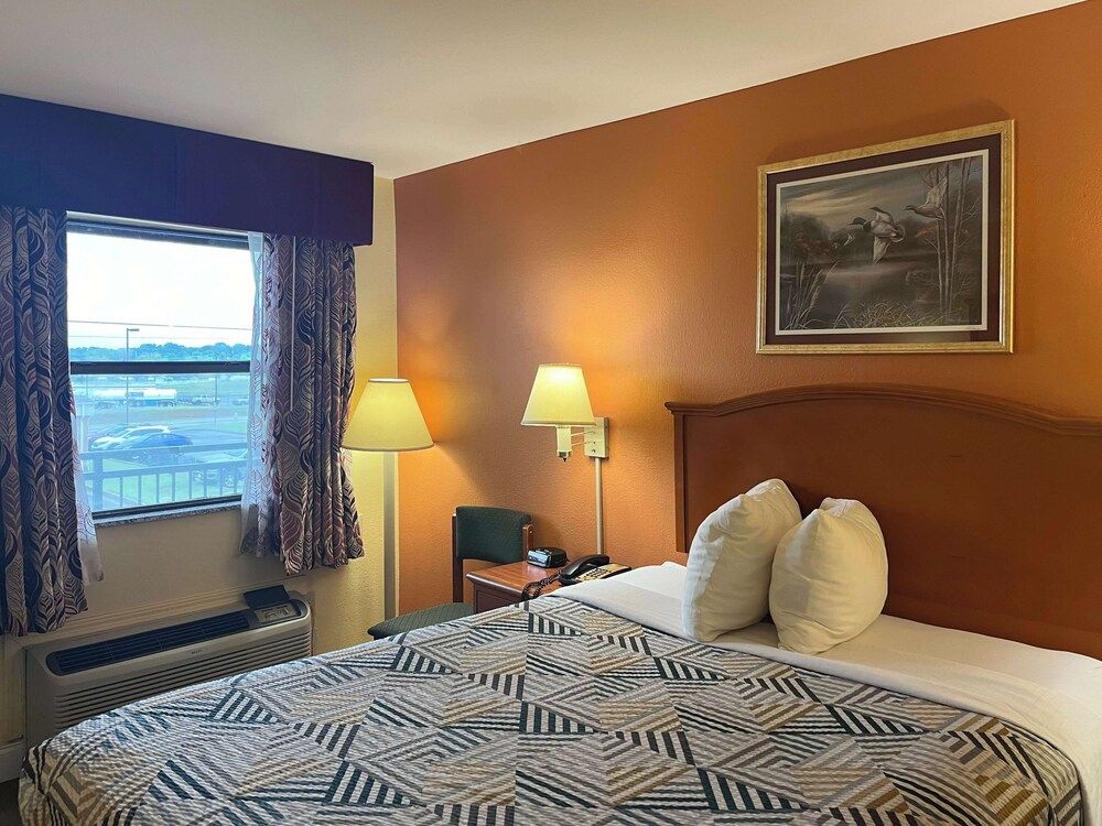 Motel 6 Morrilton, AR Deluxe Room, 1 Queen Bed, Non Smoking, Refrigerator & Microwave 2