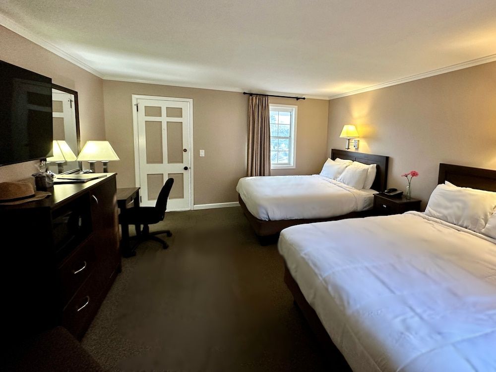 Blowing Rock Inn Room, 2 Queen Beds 3