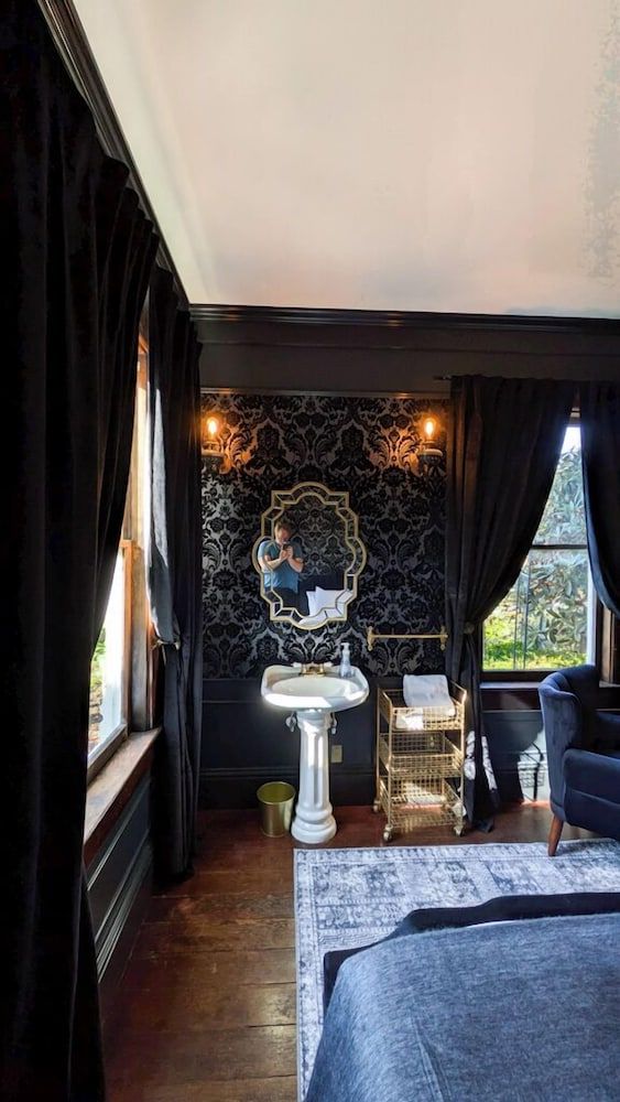 The Weller House Romantic Room, 1 Queen Bed, Garden View (Not Pet Friendly) 6