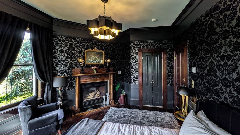 The Weller House Romantic Room, 1 Queen Bed, Garden View (Not Pet Friendly) 11