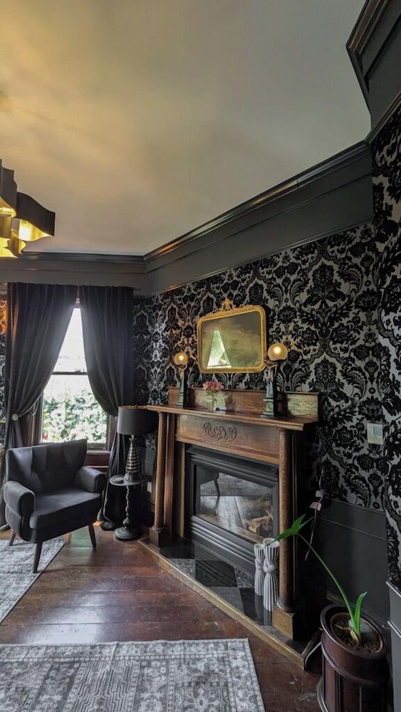 The Weller House Romantic Room, 1 Queen Bed, Garden View (Not Pet Friendly) 8