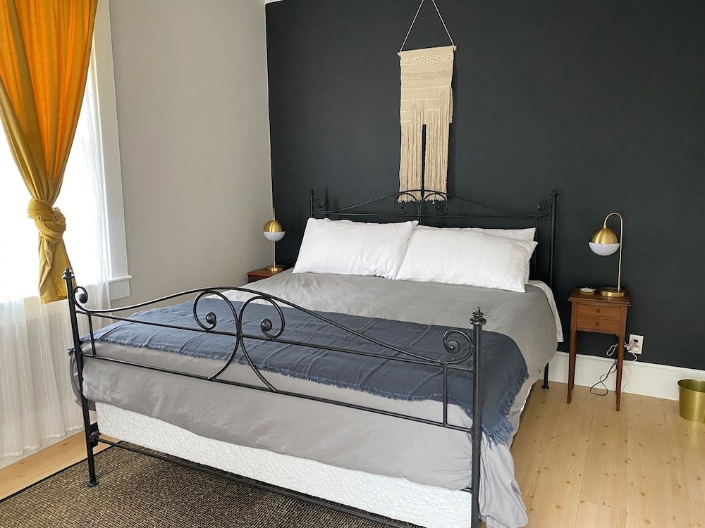 The Weller House Romantic Room, 1 King Bed, Garden View (Pet Friendly)