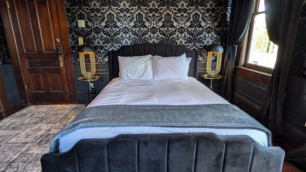 The Weller House Romantic Room, 1 Queen Bed, Garden View (Not Pet Friendly) 3