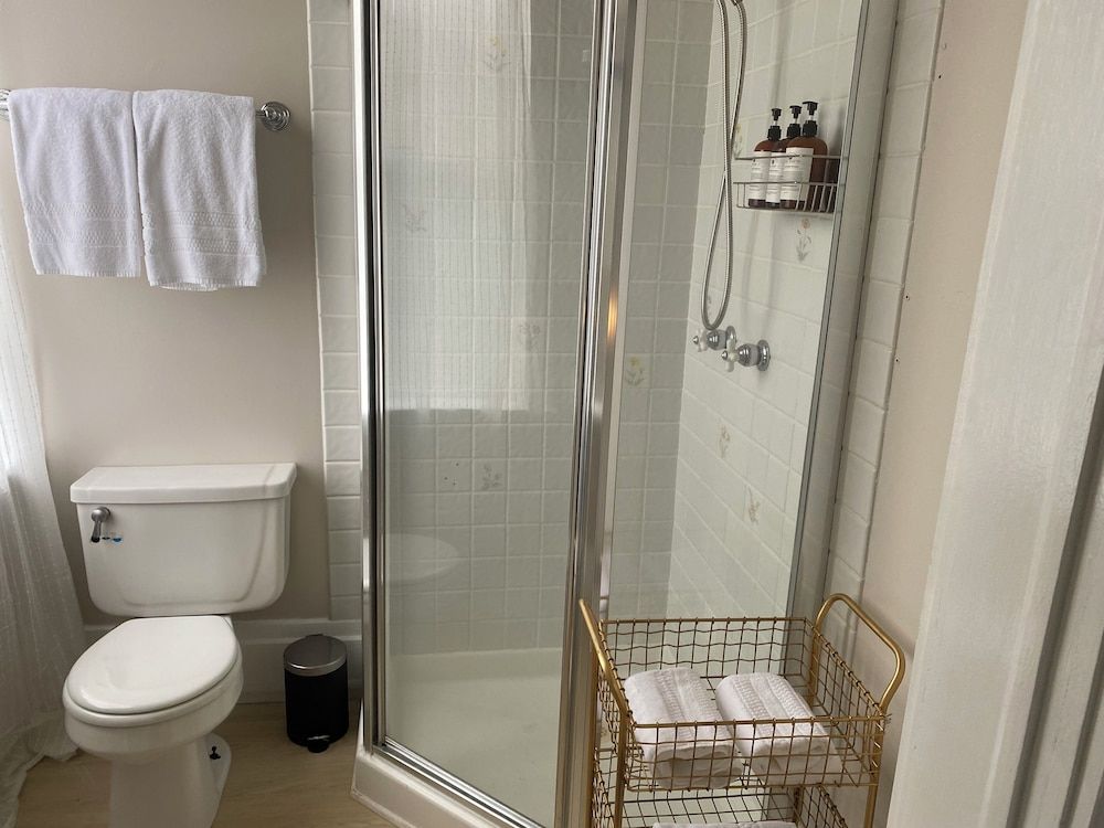 The Weller House Romantic Room, 1 King Bed, Garden View (Pet Friendly) 3