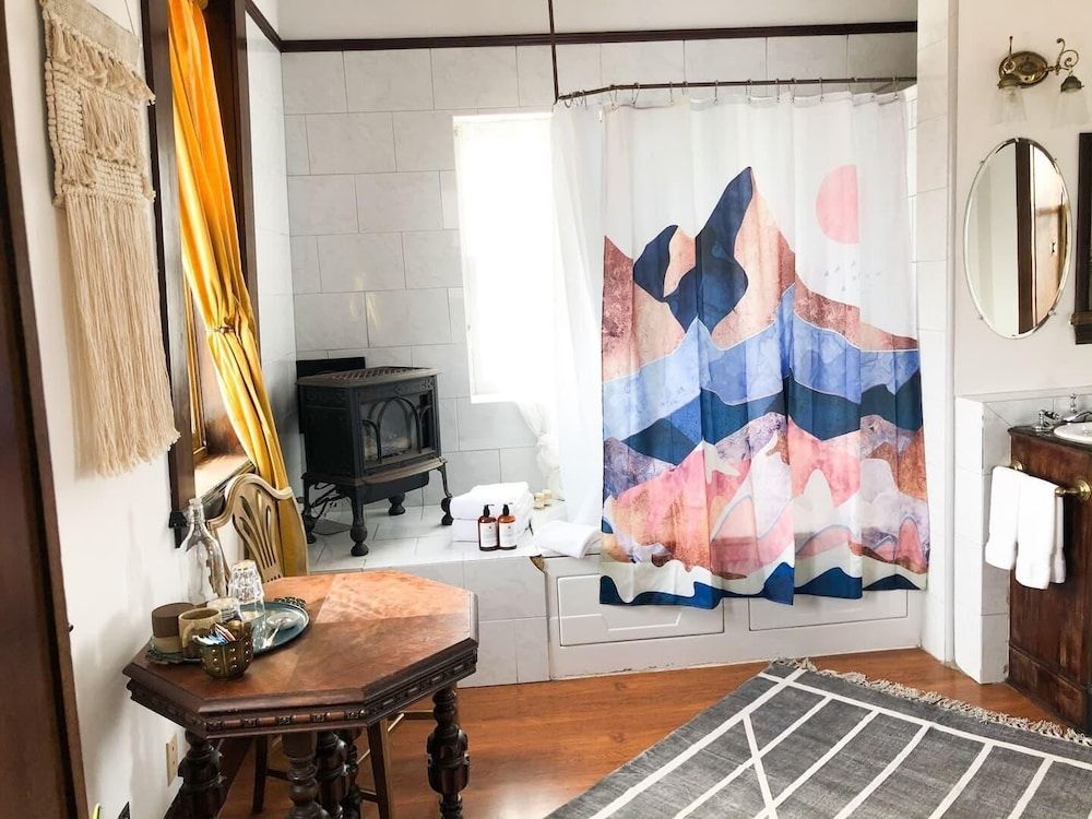 The Weller House Panoramic Room, 1 King Bed, Jetted Tub, City View (Not Pet Friendly) 4